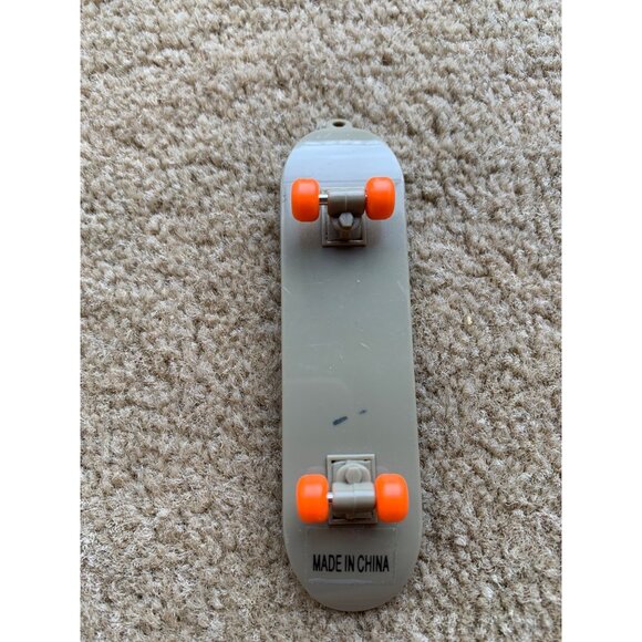 GAP Mini Skateboard Charm Keychain - Camo Design With Skater Graphic 4”  Vintage - Picture 4 of 5